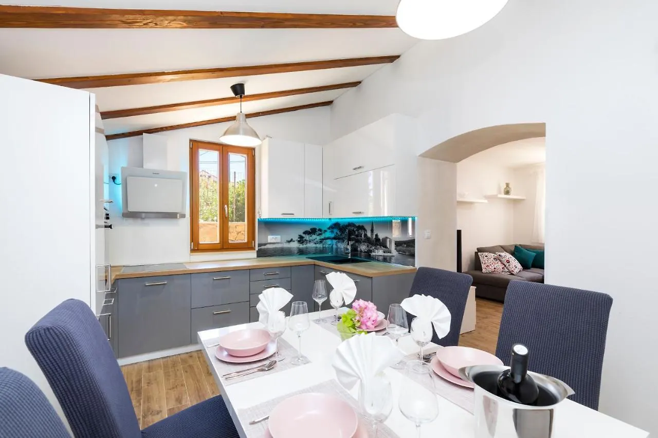 Vacation House Orange Veli Lošinj بيت للعطل