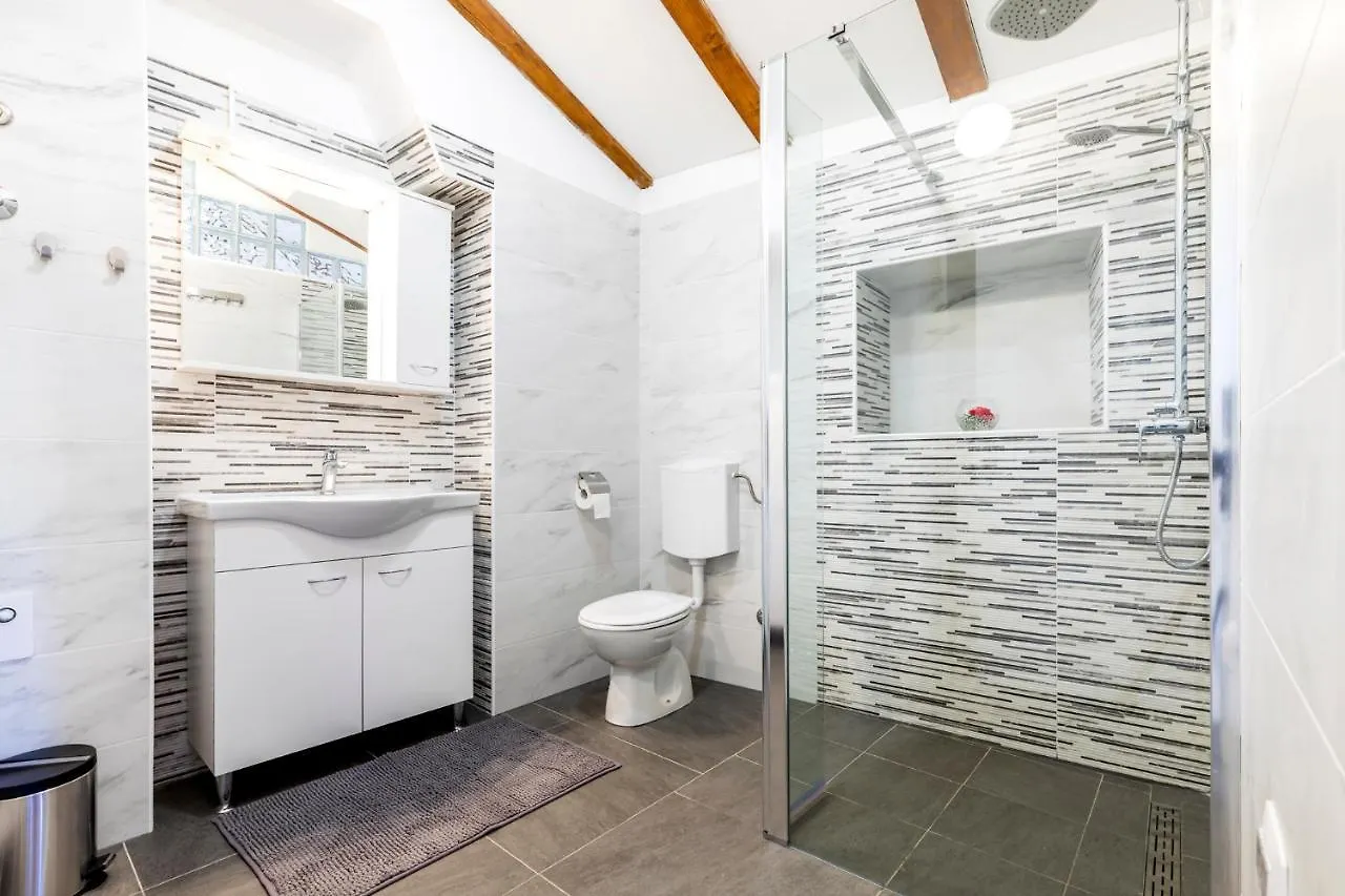 Vacation House Orange Veli Lošinj بيت للعطل